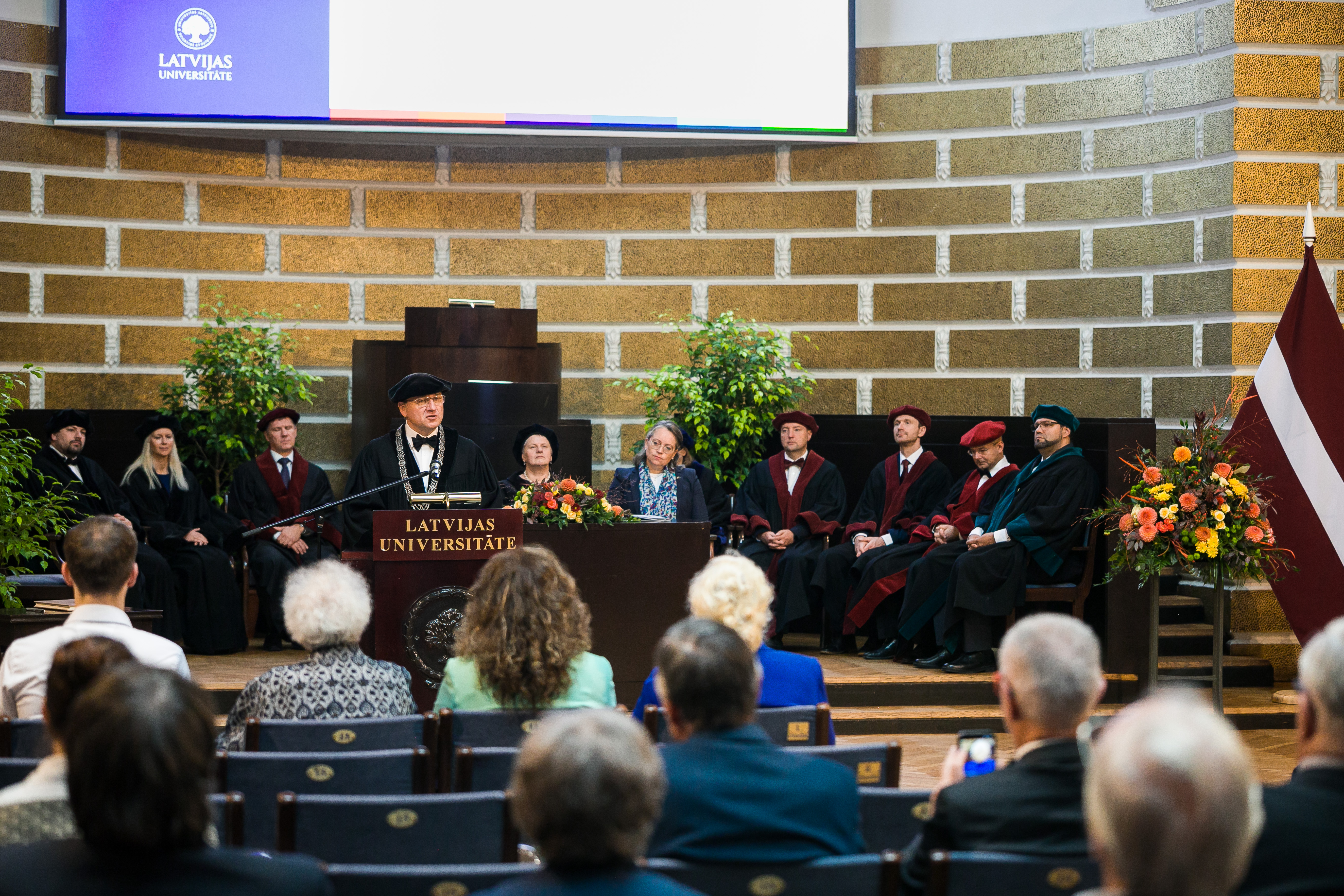 LU rektors prof. Gundars Bērziņš uzrunā klātesošos Latvijas Universitātes 107. gadadienai veltītajā svinīgajā Senāta sēdē.