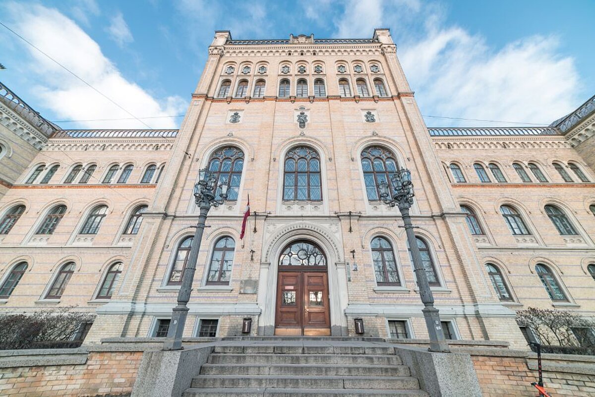 LU ēka Raiņa bulvārī pretskatā