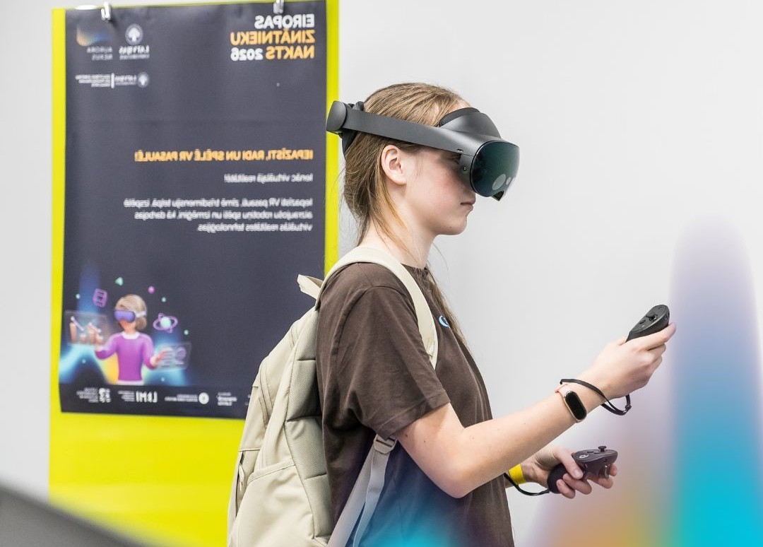 Jauniete Zinātnieku naktī izmēģina virtuālās realitātes tehnoloģiju.