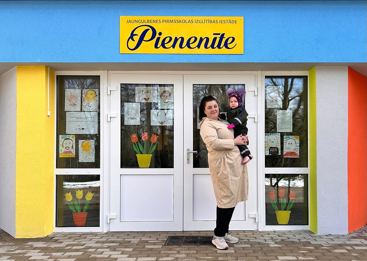 LU Madonas filiāles absolvente Vita Jana ar meitiņu Mirandu pie Jaungulbenes PII "Pienenīte"
