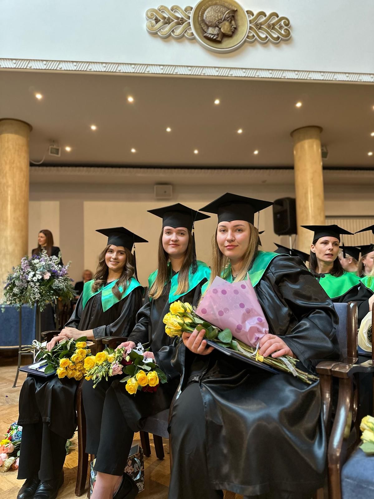 Trīs LU Alūksnes filiāles absolventes: Santa Baidekalne, Liene Tomiņa, Beāte Kaparšmite izlaidumā LU Lielajā aulā. 
