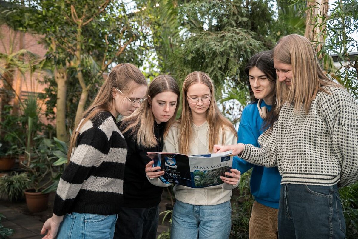 Studenti iepazīst jauno žurnāla "Alma Mater" numuru