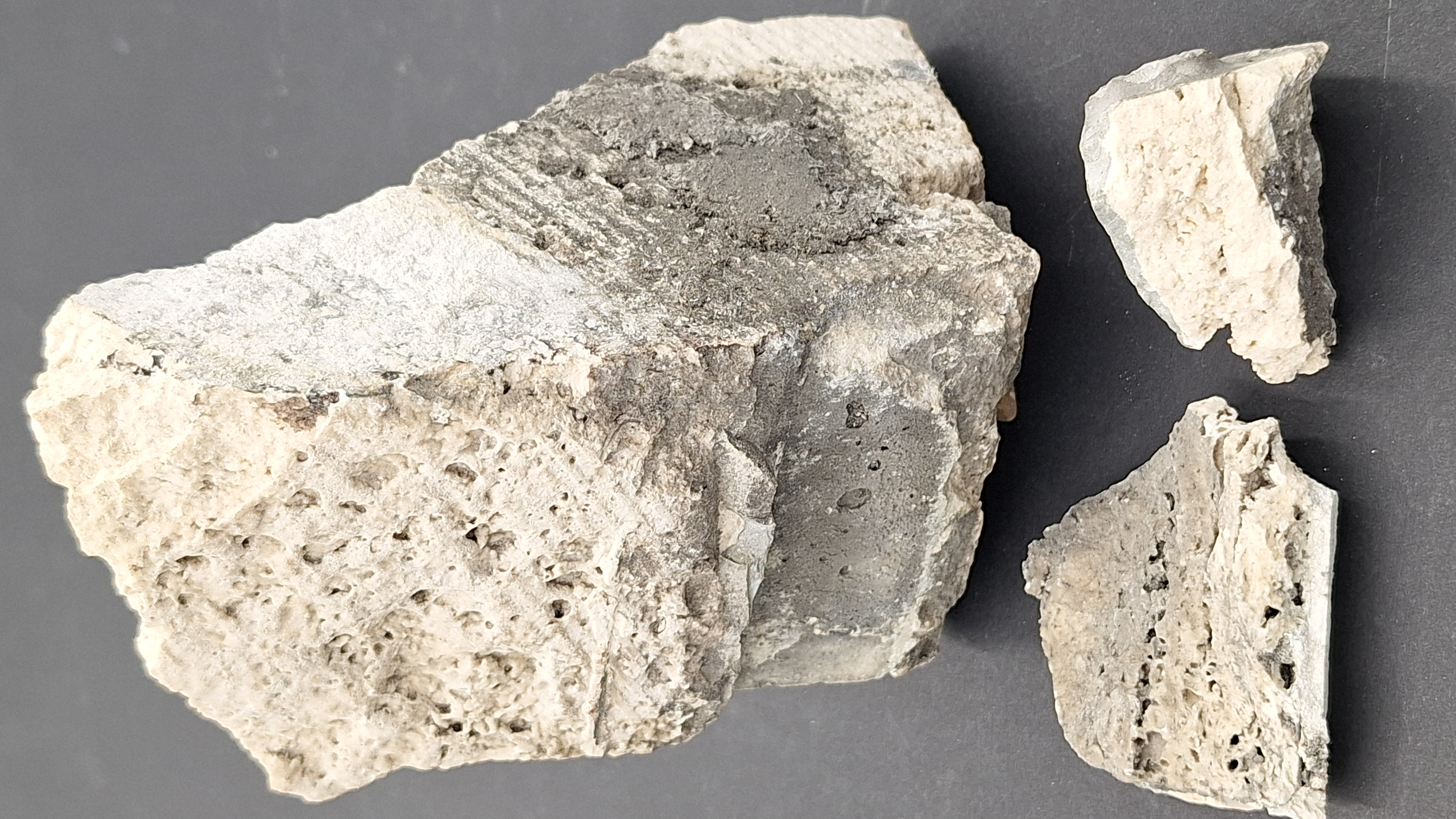 1. att. Travertīns no restaurējamās pieminekļa detaļas. LUM nodevusi I. Sidraba  2000. gadā. Foto: V. Hodireva 