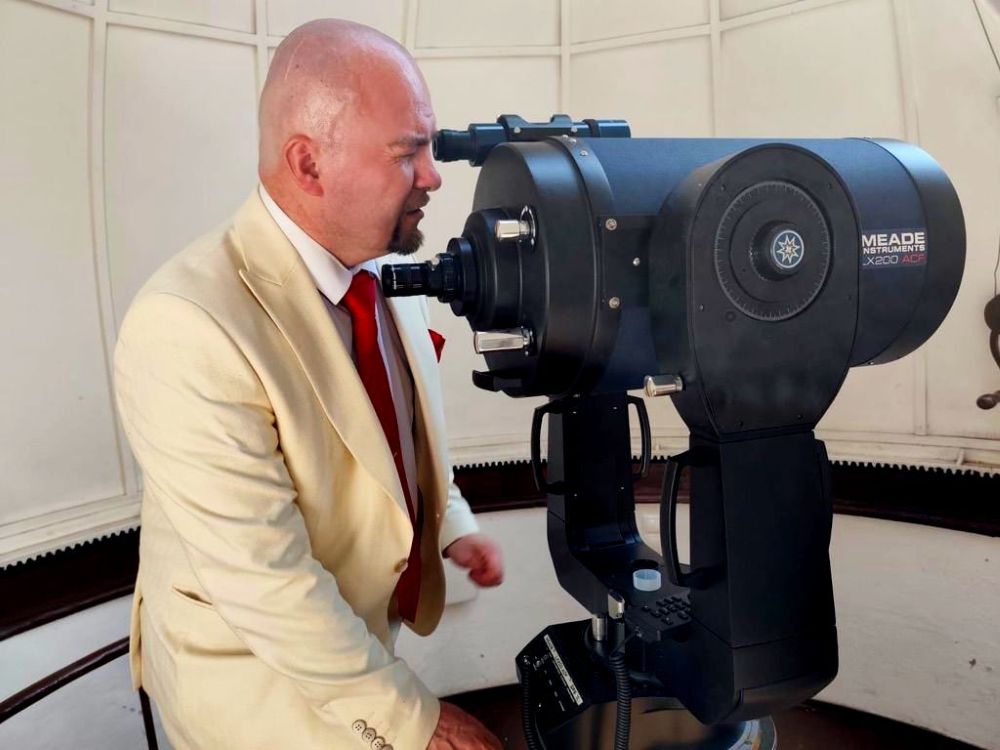 Vitālijs Kuzmovs pie jaunā Meade teleskopa, 2025. gads. Foto: Mārtiņš Keruss