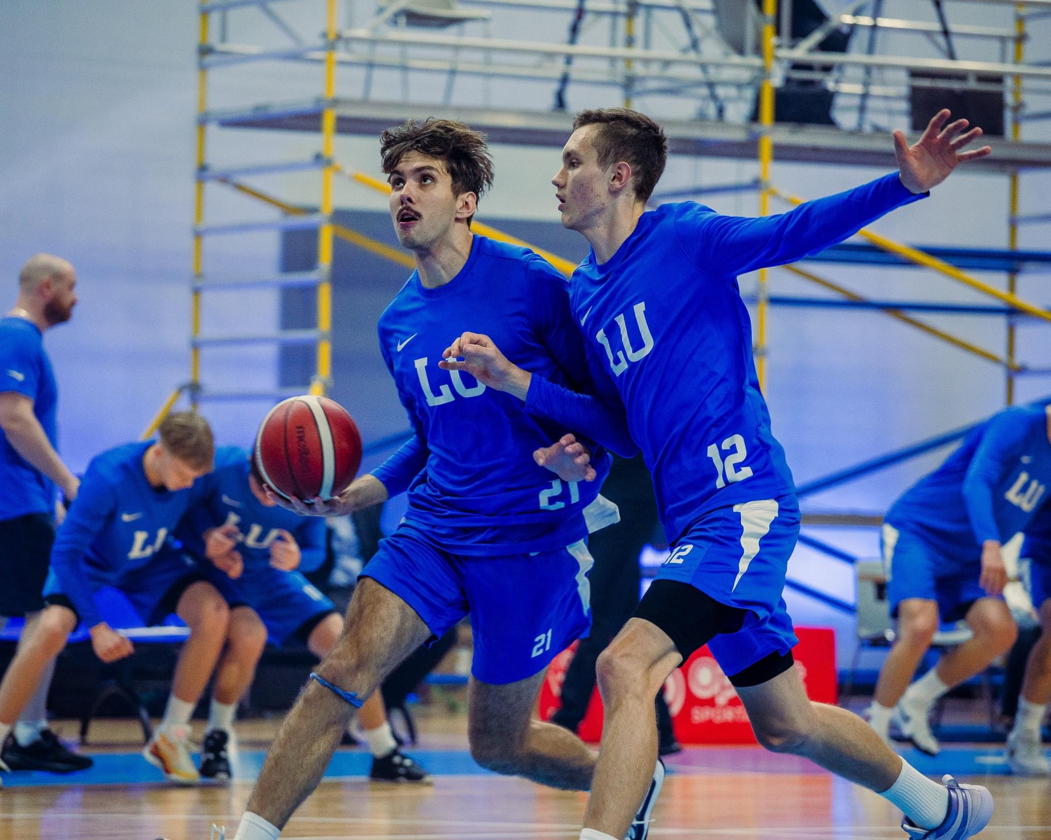 LU basketbola komandas "Latvijas Universitāte" sportisti spēles laukumā 