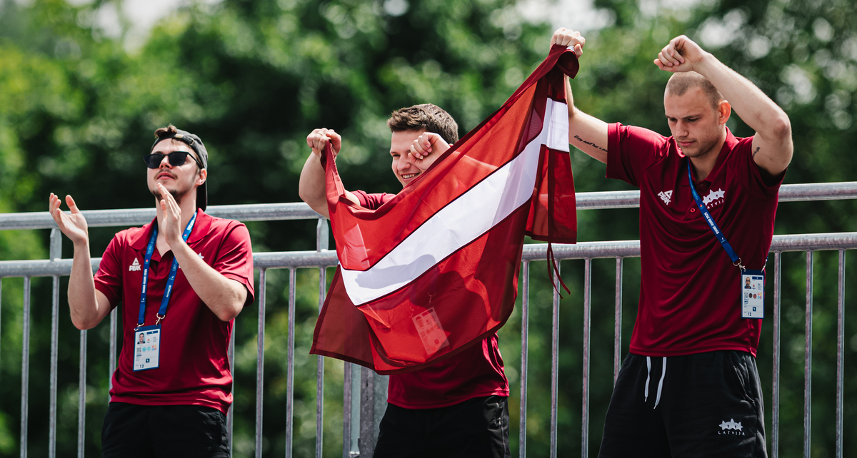 Latvijas Universitātes sportisti startē Pasaules Vasaras Universiādē Vācijā LU sportisti Pasaules Vasaras Universiādē Vācijā. Sportisti tur rokās Latvijas karogu