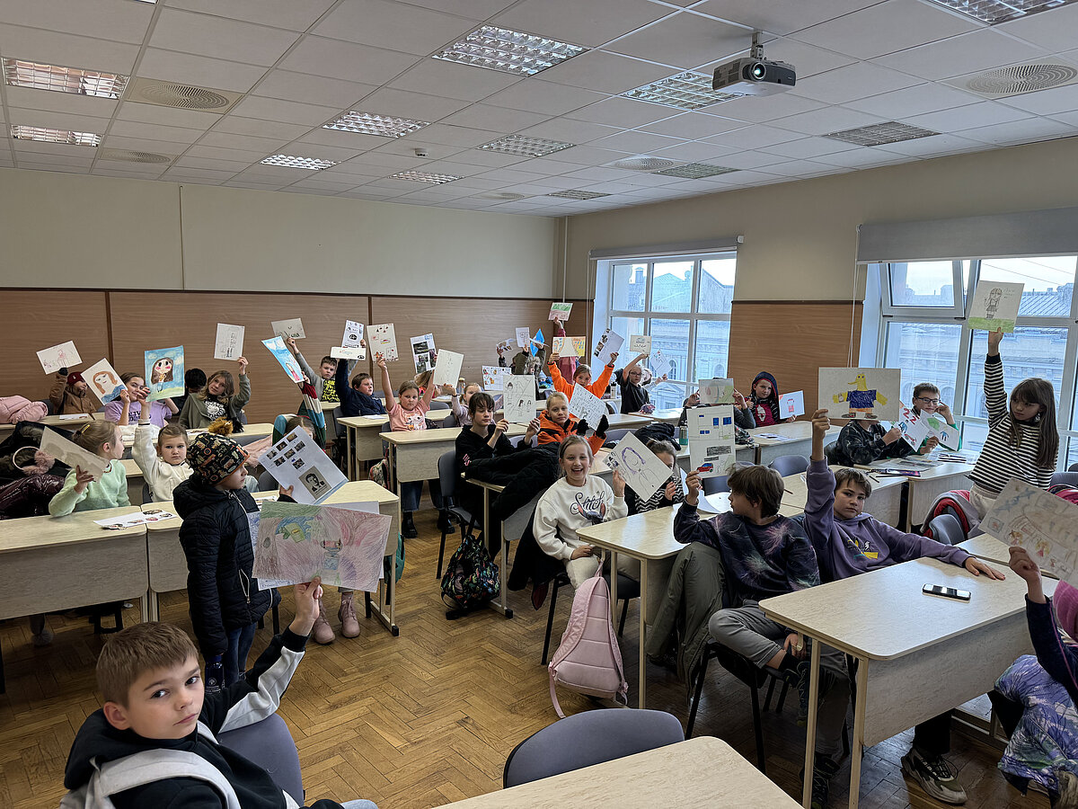 Dienas nometnē bērni ar zīmējumiem