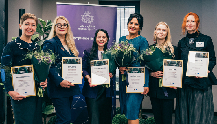 Karjeras atbalsta balvas saņēmējas ar diplomiem