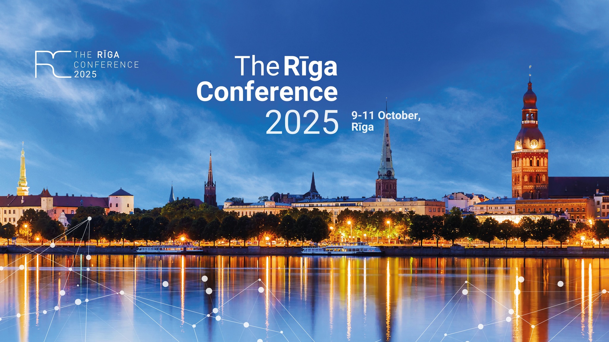 Vizuālis par The Rīga Conference 2025, kas notiks no 9. līdz 11. oktobrim Latvijas Universitātē. Fonā Rīgas panorāma ar izgaismotām Vecrīgas ēkām un baznīcu torņiem pie Daugavas krastmalas vakara gaismā