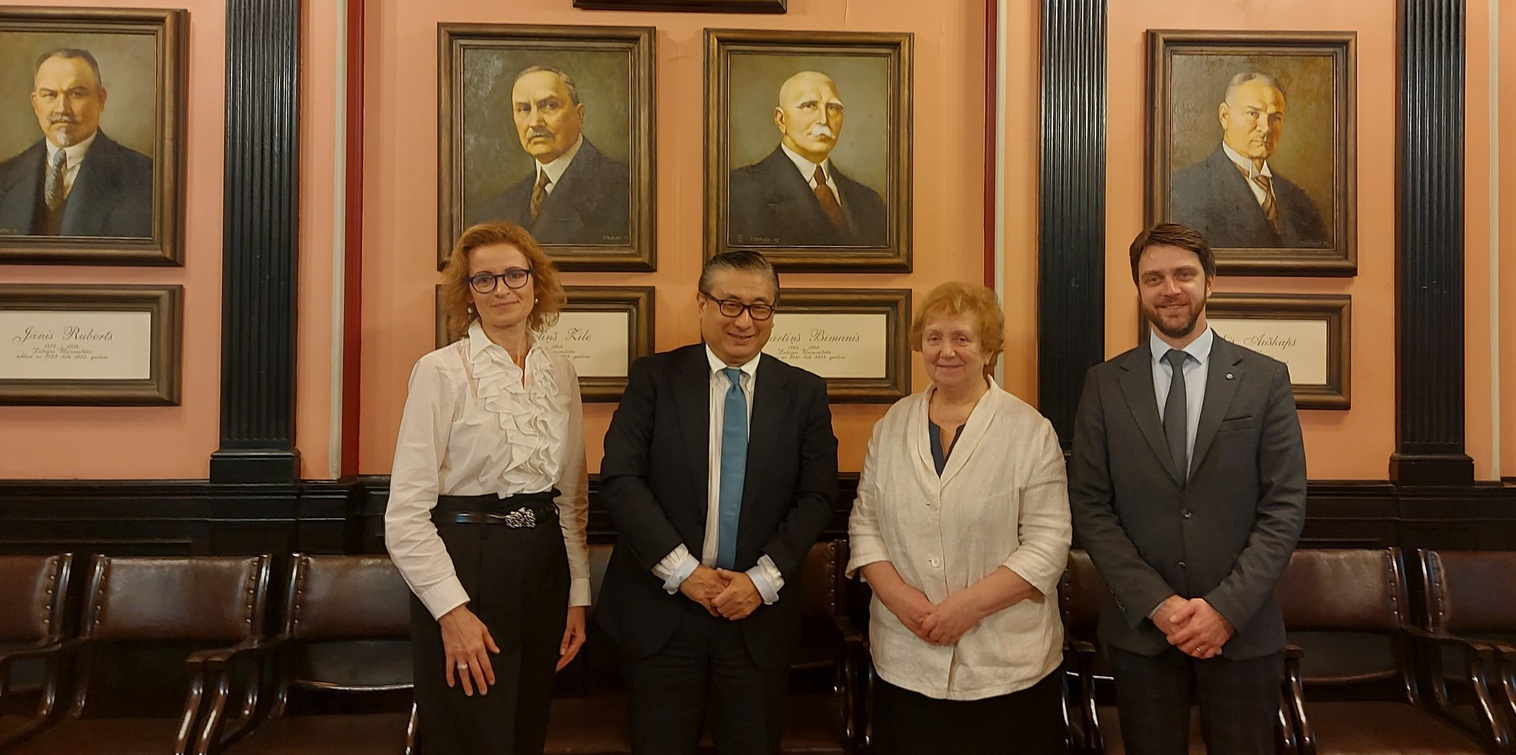 No kreisās – LU Starptautiskās sadarbības departamenta direktore Baiba Pētersone, Tokijas fonda vecākais padomnieks Noboru Okabe, LU profesore Biruta Sloka un Rīgas Stradiņa universitātes asociētais profesors, LU asociētais viesprofesors Romāns Putāns. 