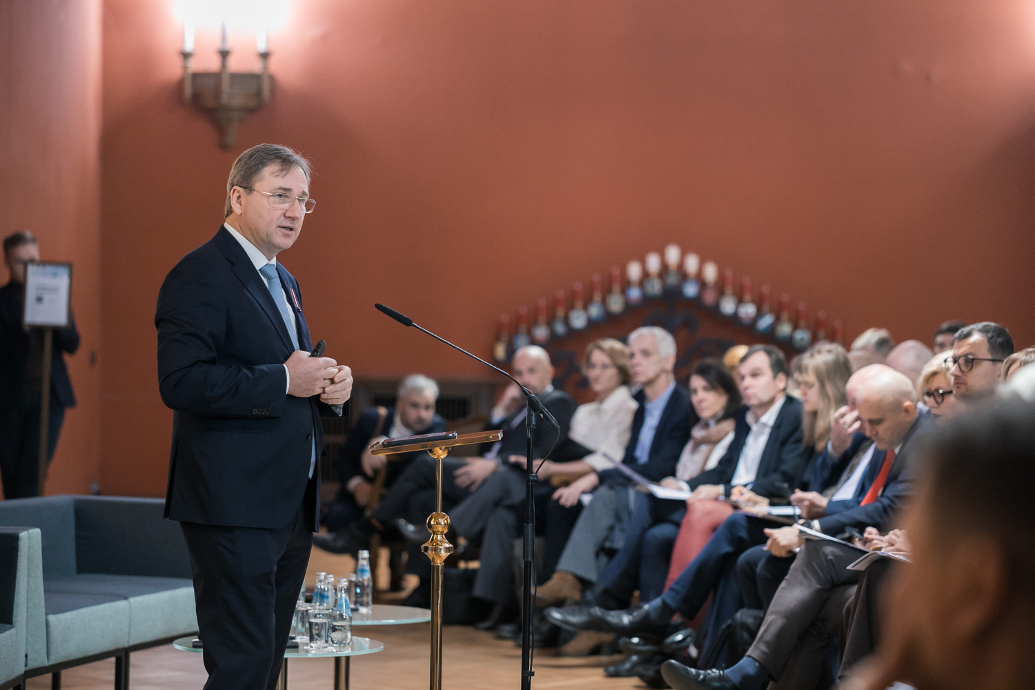LU rektors prof. Gundars Bērziņš uzstājas konferencē