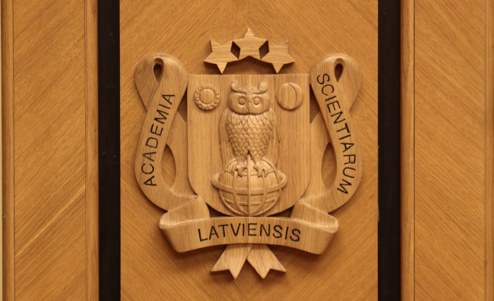 Latvijas Zinātņu akadēmijas simbolika koka durvīs