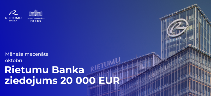Rietumu Bankas stikla ēka ar logotipu, zilā fonā teksts “Mēneša mecenāts oktobrī – Rietumu Banka ziedojums 20 000 EUR”, redzami arī Rietumu Bankas un Latvijas Universitātes Fonda logotipi