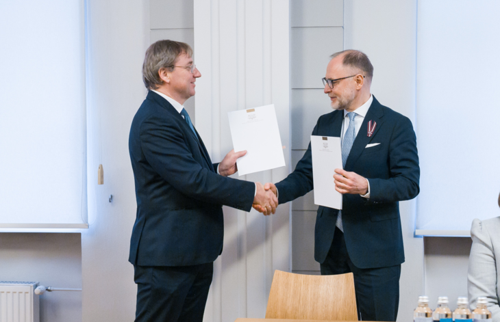 LU rektors prof. Gundars Bērziņš sarokojas ar aizsardzības ministru Andri Sprūdu