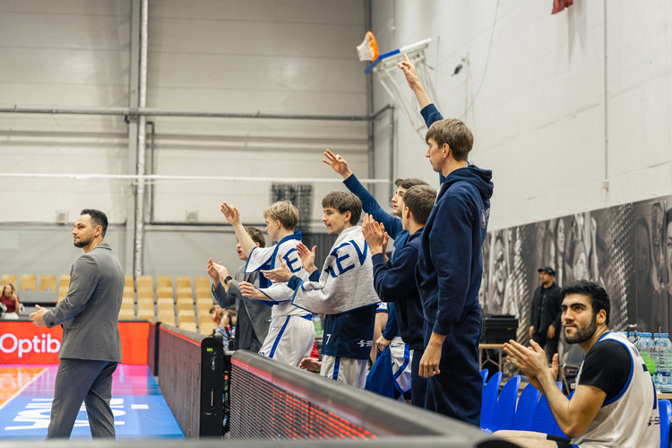 Sportisti basketbola spēles laikā