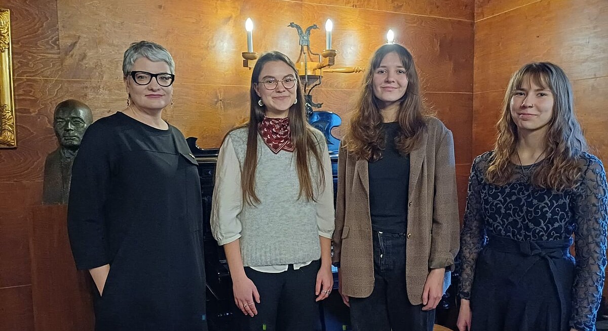 K. Dziļlejas studentu zinātnisko darbu konkursa nominantes – (no kreisās puses) LU HZF MSP “Latviešu valodas, literatūras un kultūras studijas” absolvente Solvita Lapiņa, BSP “Latvistika” absolvente Paula Lāce, BSP “Latvistika” studente Rozālija Muižniece un LKA studente Beatrise Luīze Norenberga.