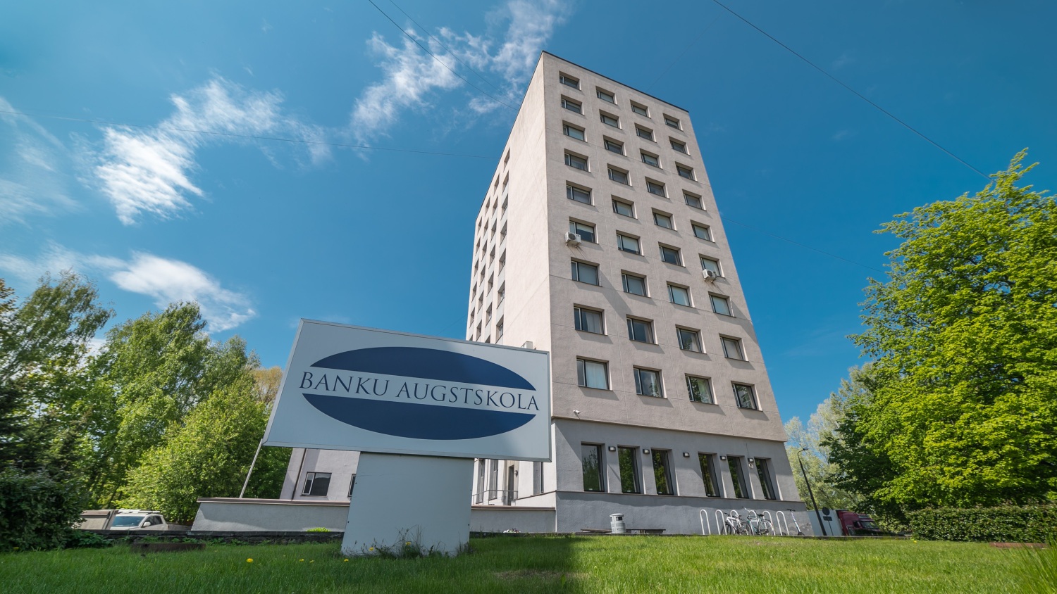 Ēka ar uzrakstu "Banku augstskola"