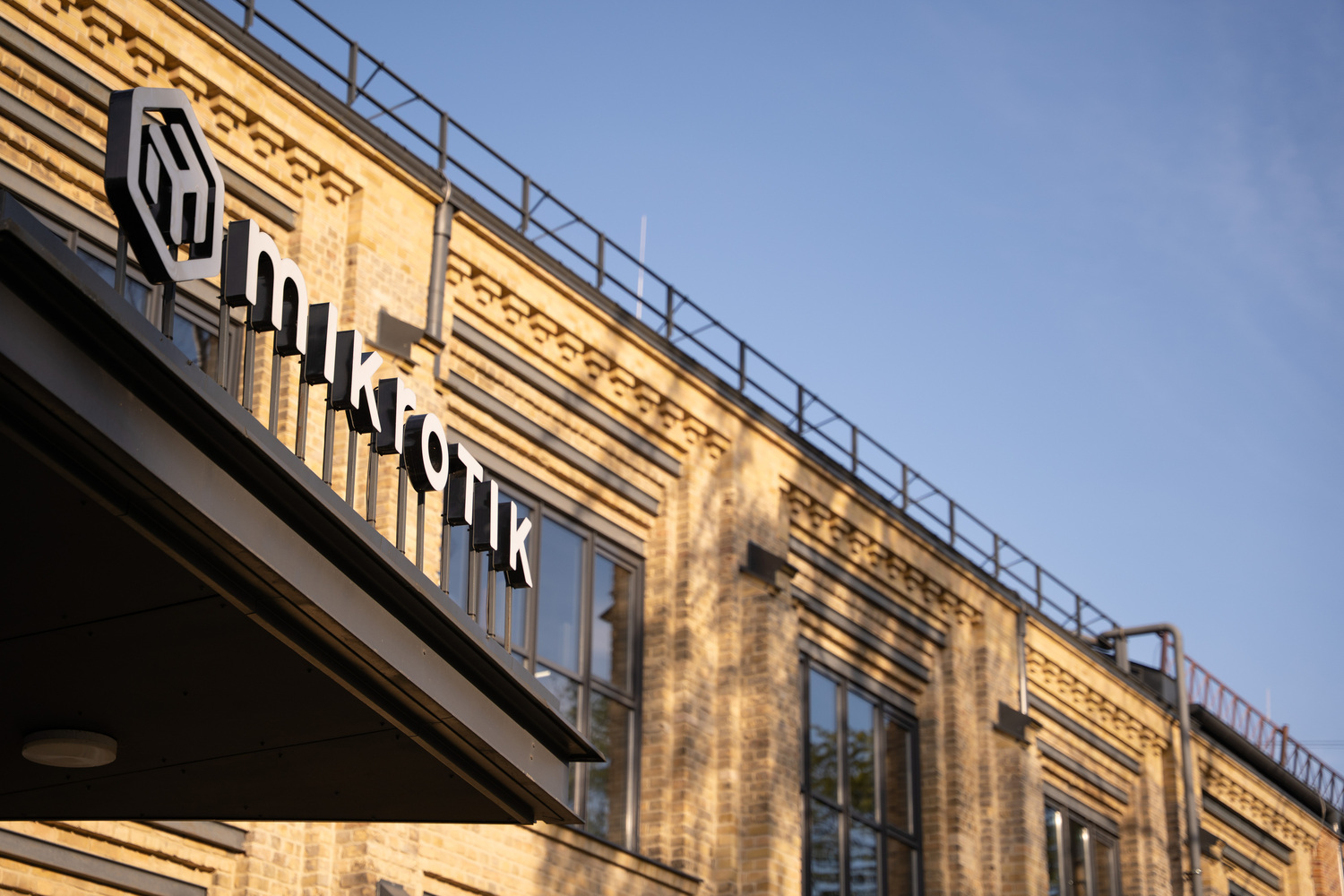 Biroja māja ar uzrakstu Mikrotik