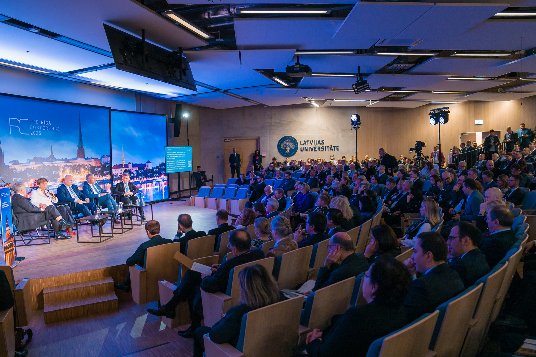 Ziemeļvalstu reģiona lielākais drošības un ārpolitikas forums “Rīgas konference 2025” - zāle ar dalībniekiem