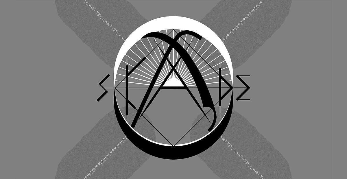 bstrakts melnbalts grafisks dizains ar ģeometriskām formām un stilizētu uzrakstu “SHADE” centrā, uz pelēka fona ar diagonāliem rakstiem.