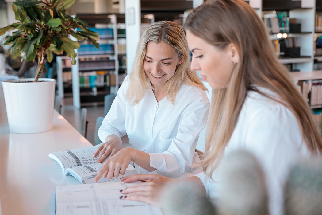 Studentes bibliotēkā