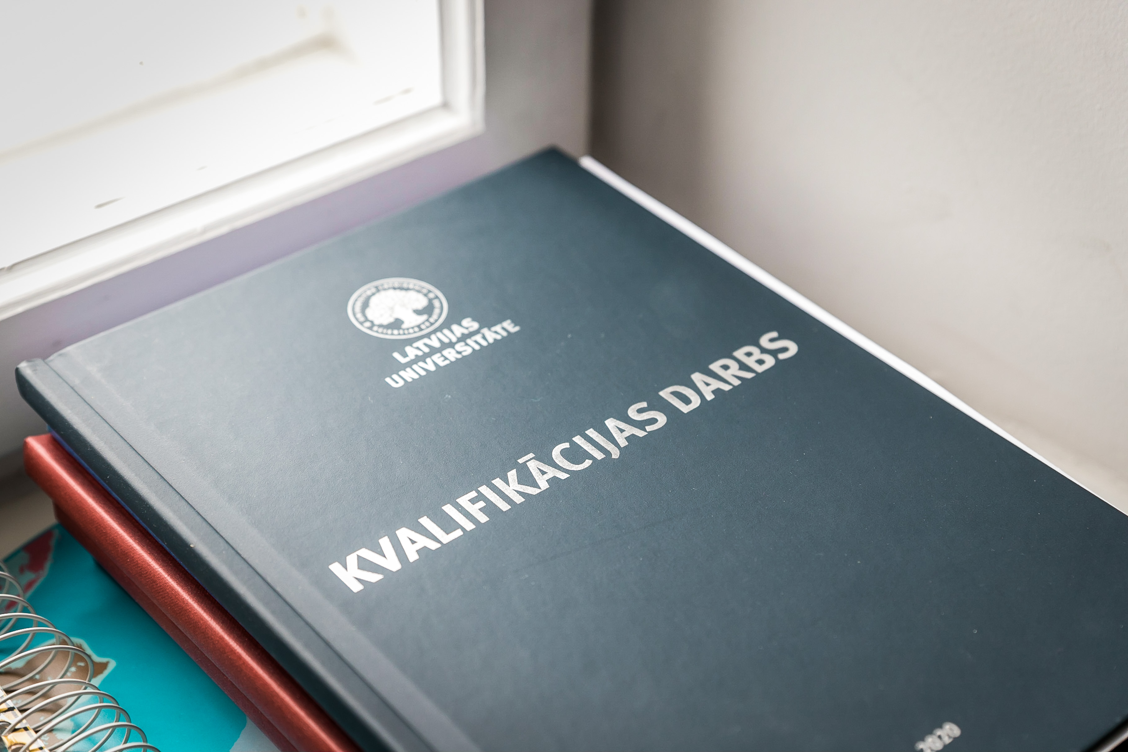 Kvalifikācijas darba vāka foto