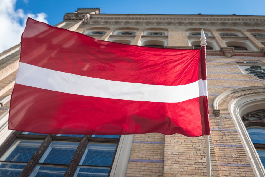 Latvijas karogs pie Latvijas Universitātes ēkas