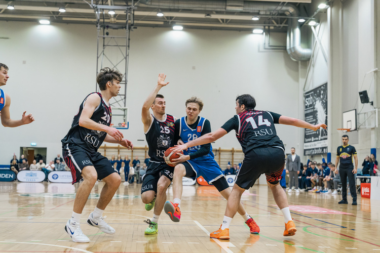 Basketbola spēlētāji laukumā spēles laikā