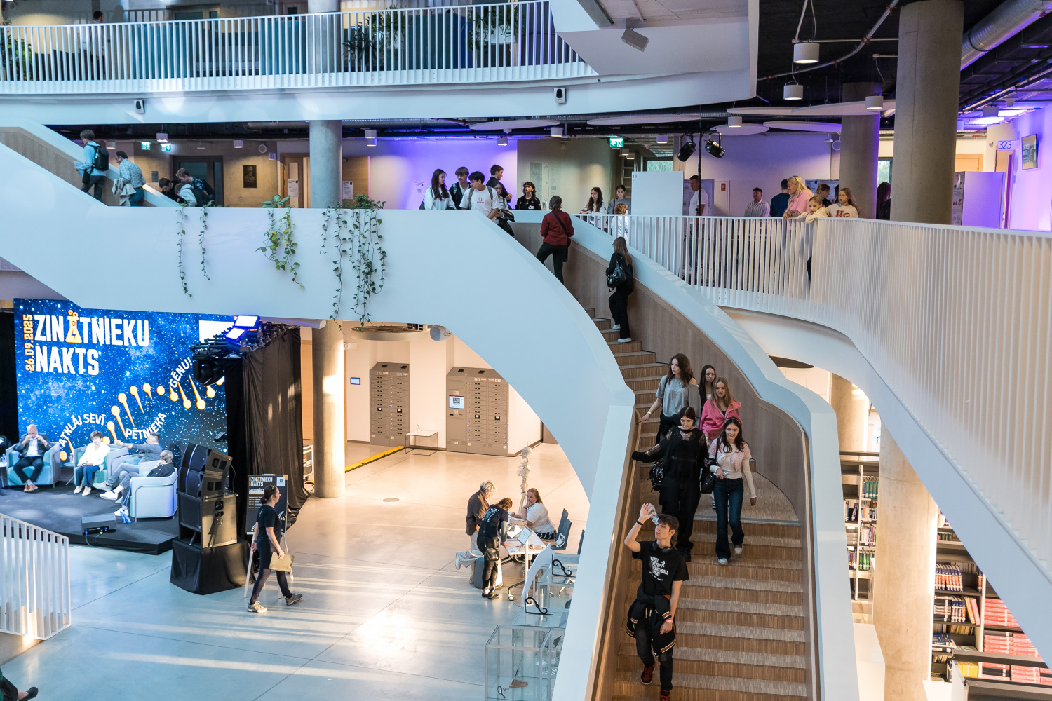 LU Zinātņu mājas ātrijs ar daudz cilvēkiem
