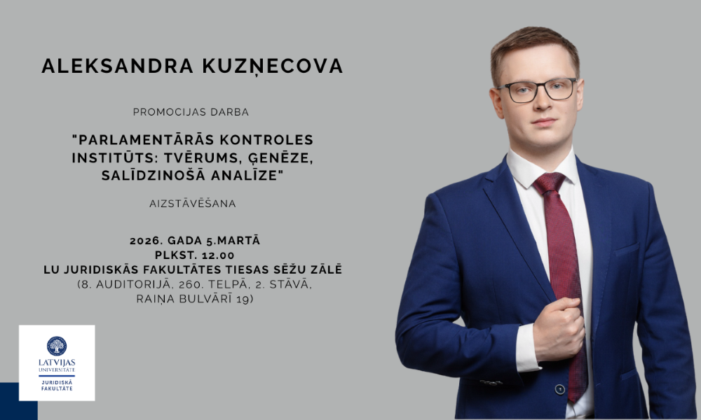 Persona tumši zilā uzvalkā ar baltu kreklu un bordo kaklasaiti stāv pelēkā fonā, ar vienu roku pie žaketes atloka. Attēla kreisajā pusē redzams teksts par Aleksandras Kuzņecovas promocijas darba aizstāvēšanu par parlamentārās kontroles institūtu, kā arī norādīta aizstāvēšanas vieta, laiks un Latvijas Universitātes Juridiskās fakultātes logotips.