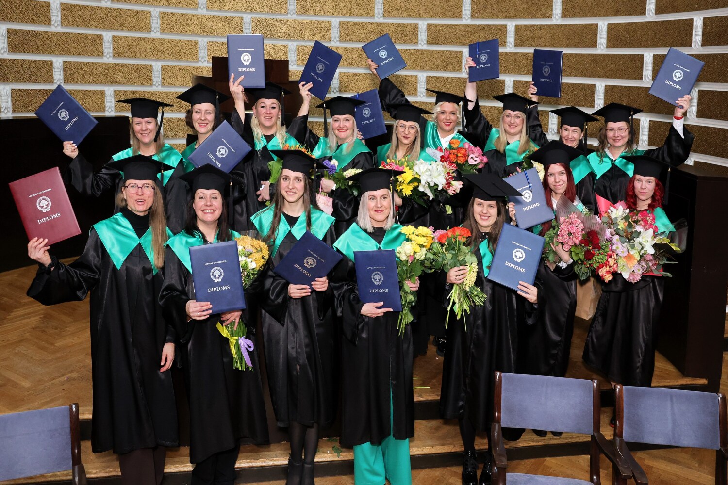 LU filiāļu izlaidums Lielajā aulā, absolventes