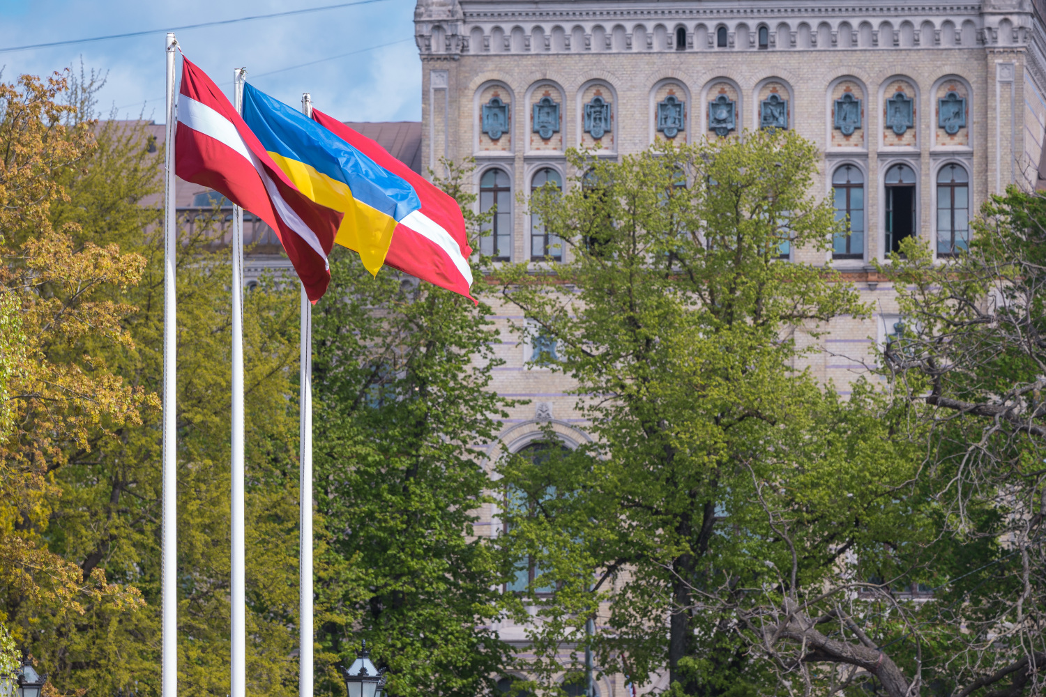 Pie Latvijas Universitātes galvenās ēkas plīvo Latvijas un Ukrainas karogi