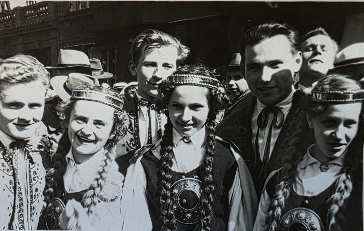 LU TDA “Dancis” dalībnieki Baltijas studentu svētkos “Gaudeamus”. Sigulda, 1958. gads. Avots: LU Muzeja krājums, Nr. LUV 3492