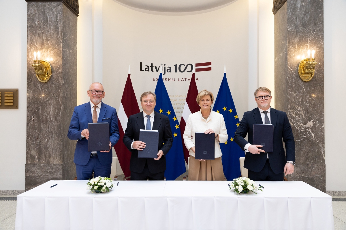 Rīgas Stradiņa universitātes rektors, ārlietu ministre, Latvijas Universitātes rektors un Rīgas Tehniskās universitātes rektors rokā tur parakstītos memorandus