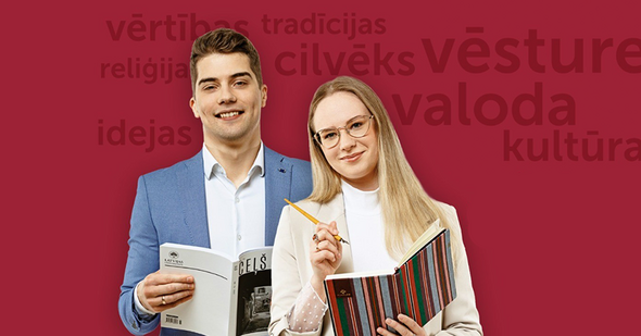 Divi cilvēki uz sarkana fona ar grāmatām; fonā redzami vārdi “vērtības”, “tradīcijas”, “vēsture”, “valoda”, “kultūra”.