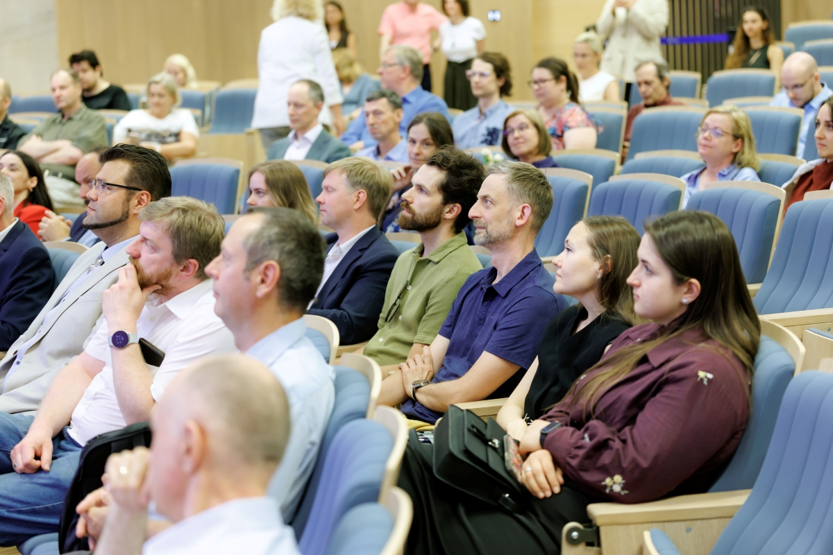 Cilvēki konferenču zālē