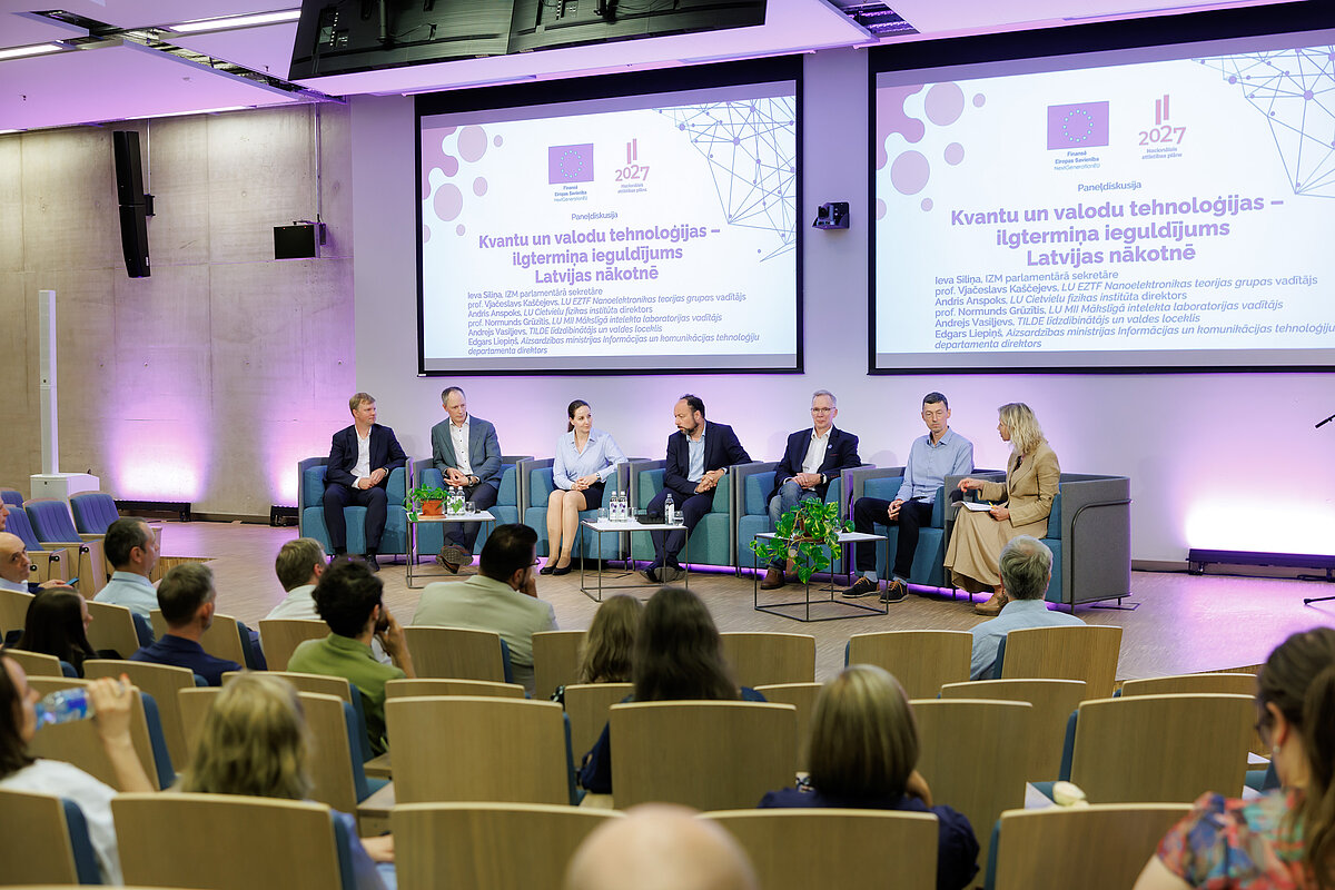 Cilvēki konferenču telpā