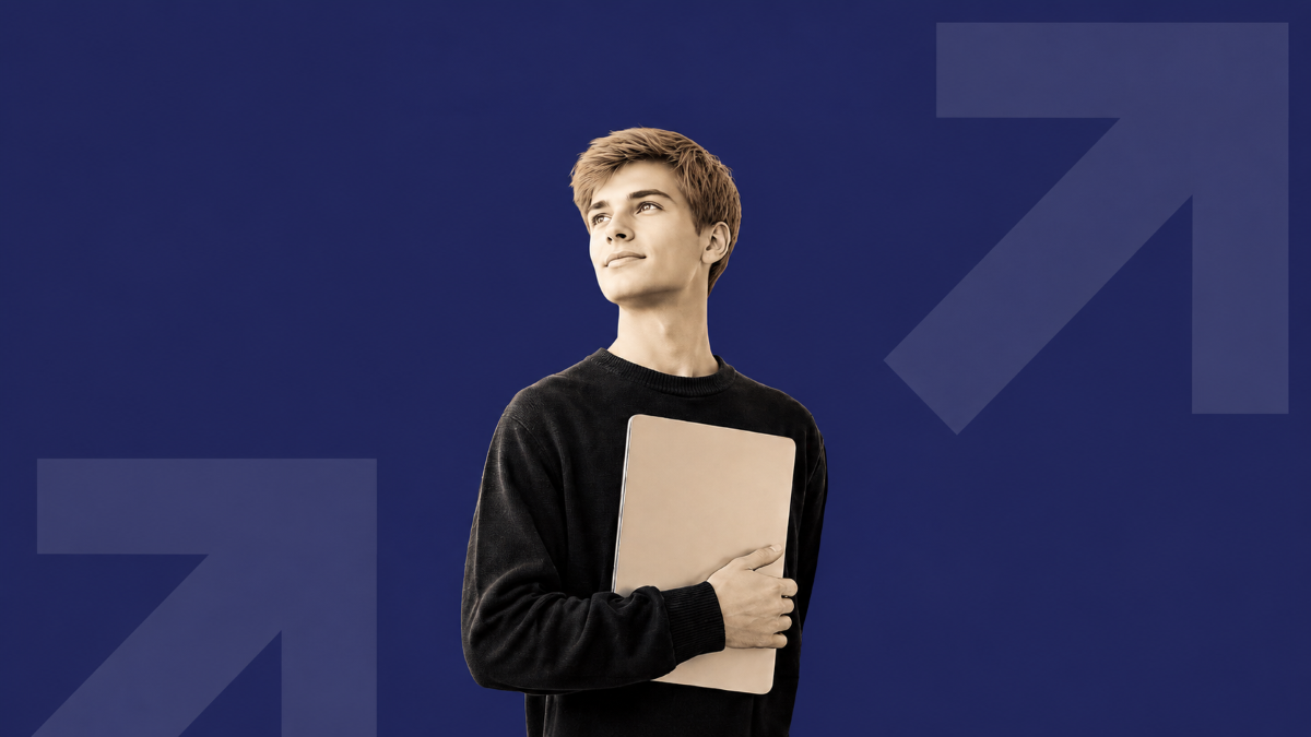 Īss alt teksts mājaslapai:  **Students ar klēpjdatoru uz zila fona ar grafiskiem virziena elementiem.**