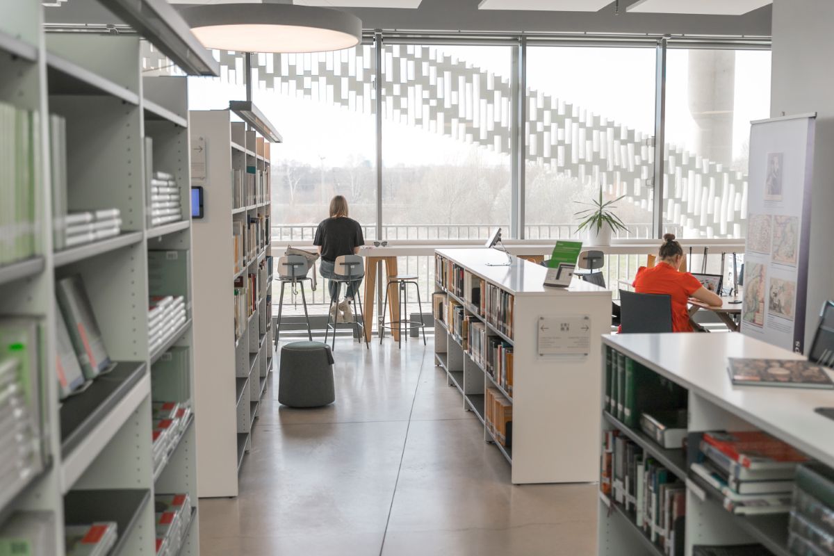 Grāmatas plauktos bibliotēkā