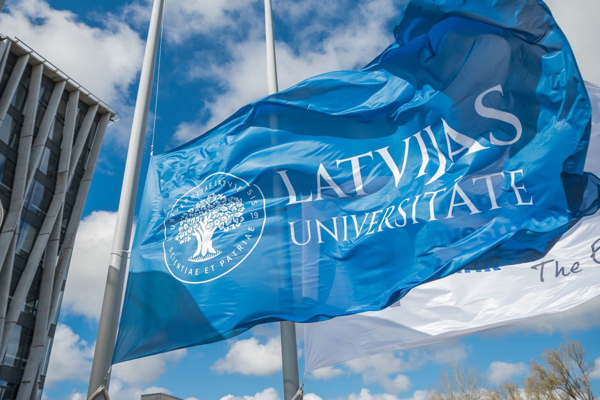 Karogs ar LU logo un uzrakstu "Latvijas Universitāte"