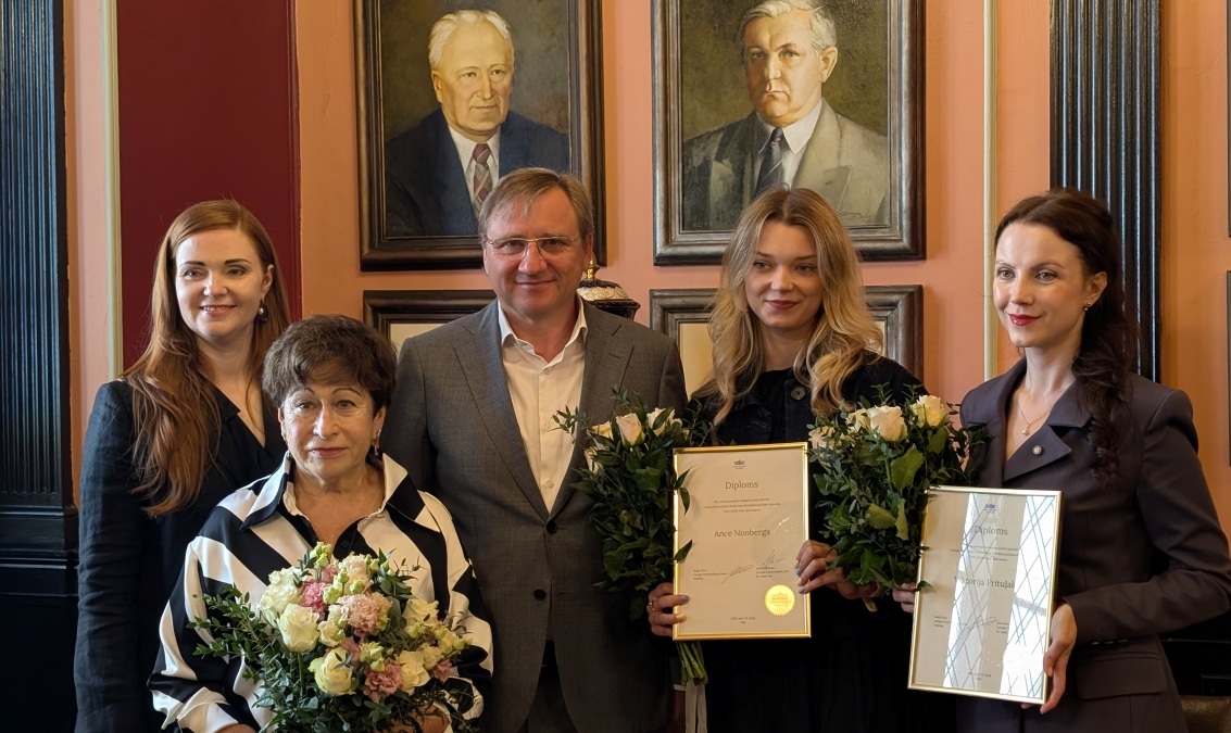 Zaiga Pūce, Inna Šteinbuka, Gundars Bērziņš un stipendijas saņēmējas – Ance Nonberga un Viktorija Prituļaka.