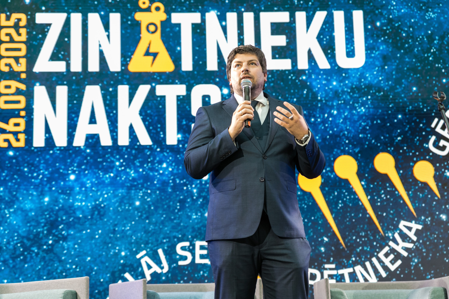 LU zinātņu prorektors Guntars Kitenbergs runā Zinātnieku nakts atklāšanā