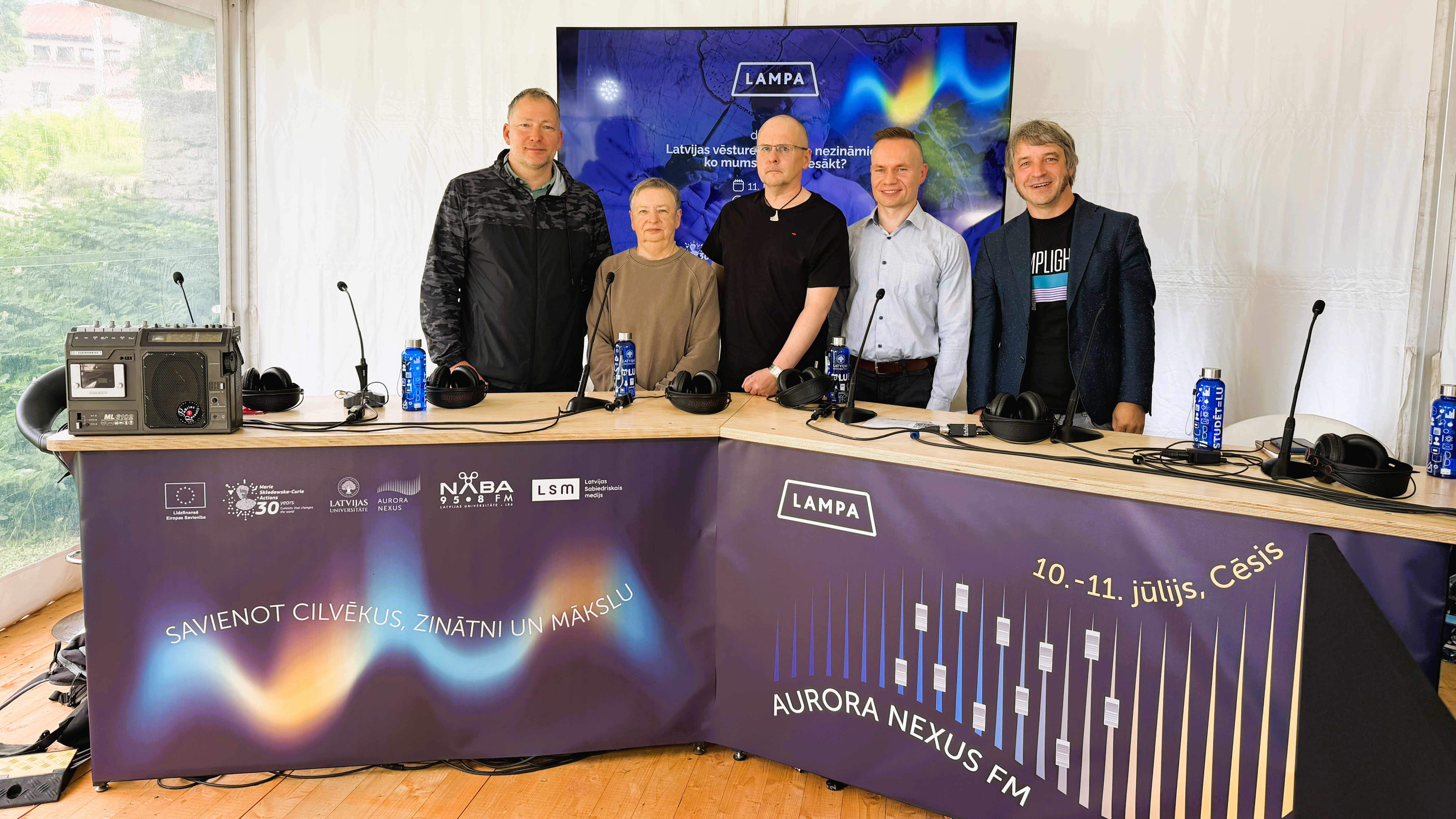 Aurora Nexus FM / Radio NABA studija Sarunu festivālā LAMPA 2026. Piedalās pieci eksperti: Uldis Neiburgs, Daina Bleiere, Kaspars Zellis, Imants Cīrulis un Mārtiņš Kaprāns
