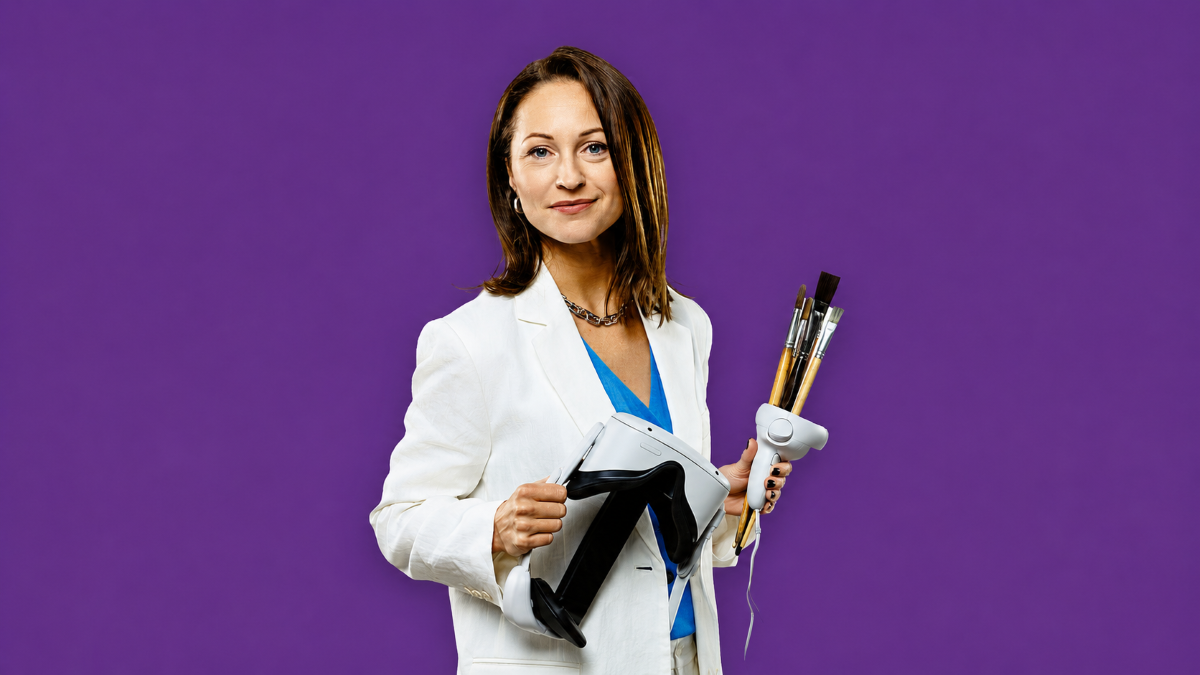 Persona baltā žaketē tur virtuālās realitātes brilles, matu fēnu un otas uz violeta fona.