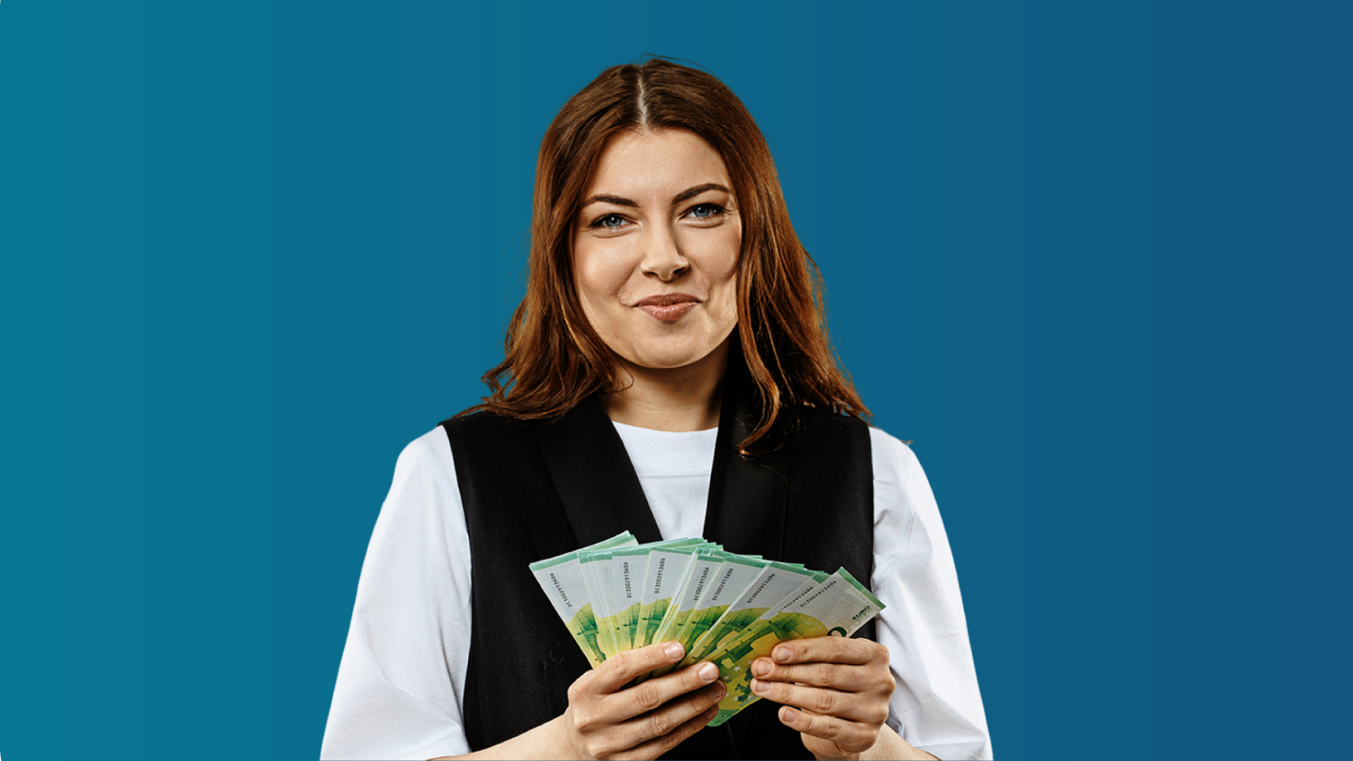 **ALT teksts:**  Persona uz zila fona rokās tur eiro banknotes. Attēls saistīts ar finansēm, ekonomiku vai studiju finansējuma iespējām.