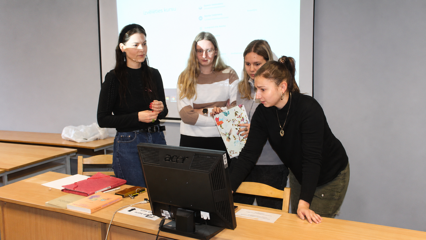 Latvististikas studentes pie datora