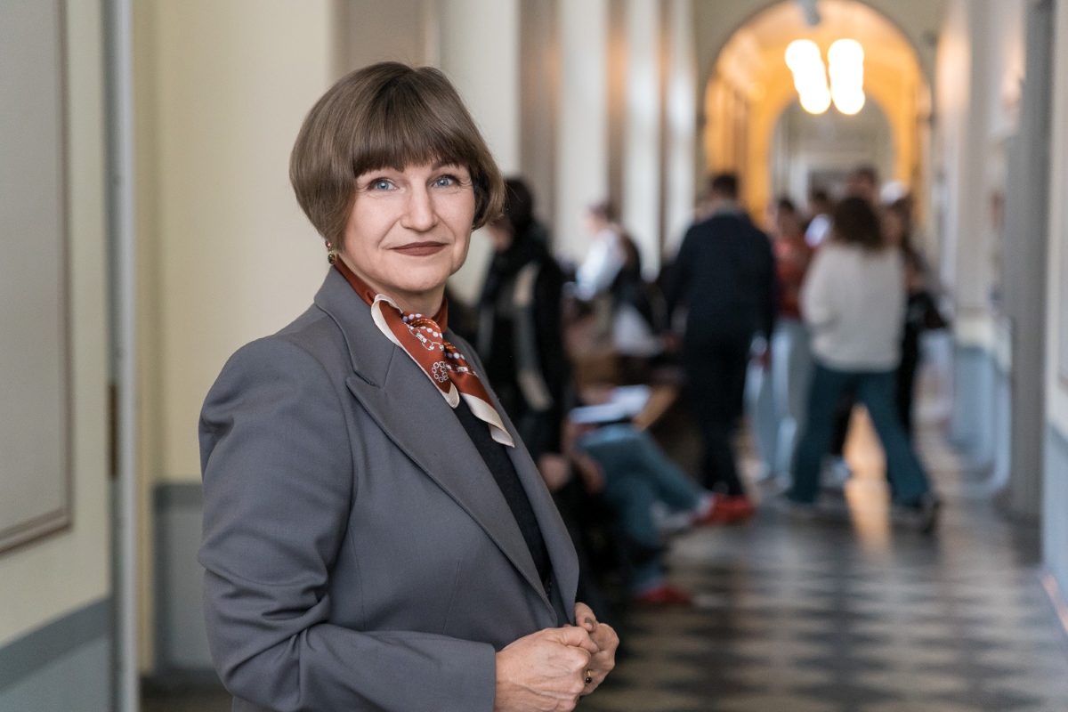 LU profesores Sanitas Osipovas portreta foto LU galvenajā ēkā, Raiņa bulvārī 19