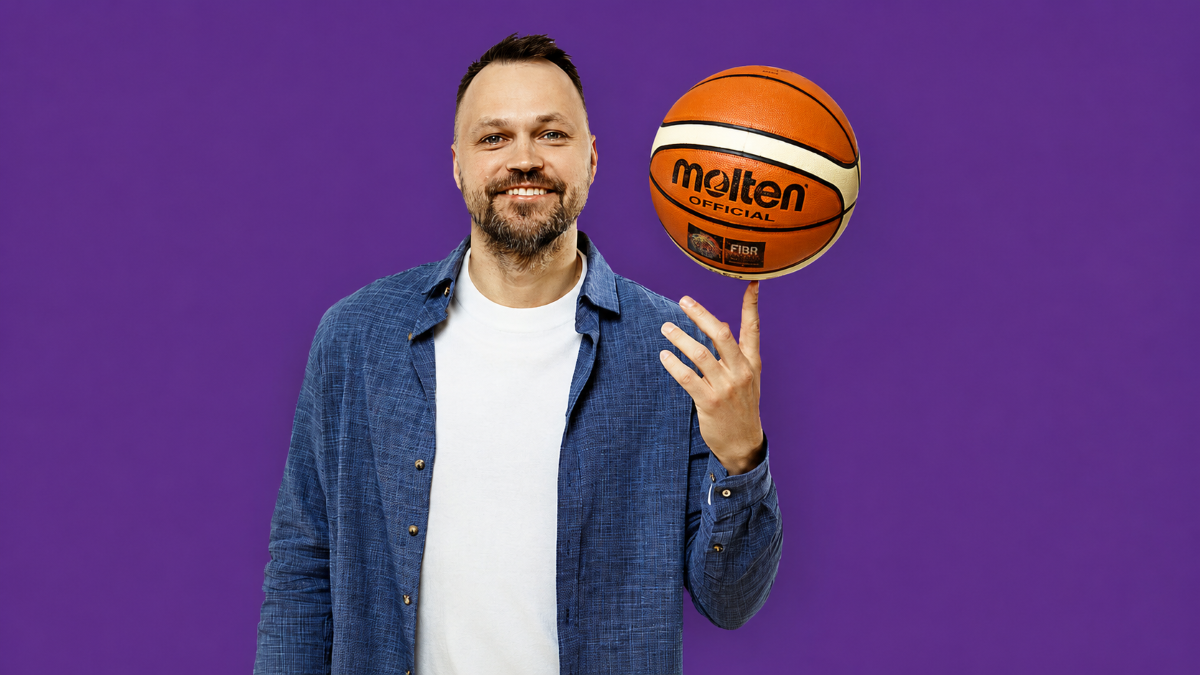 Students - vīrietis ar basketbola bumbu 1 rokā