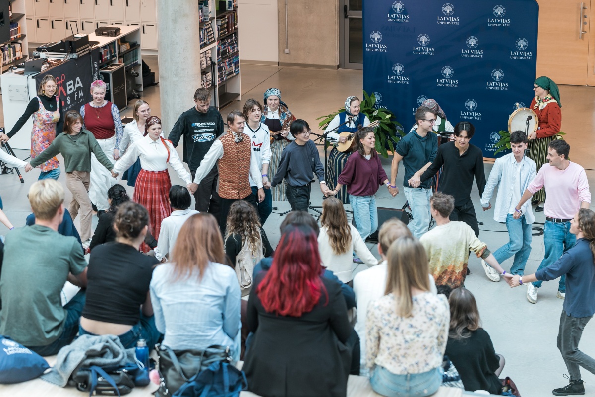 Studenti dejo LU Zinātņu mājas ātrijā