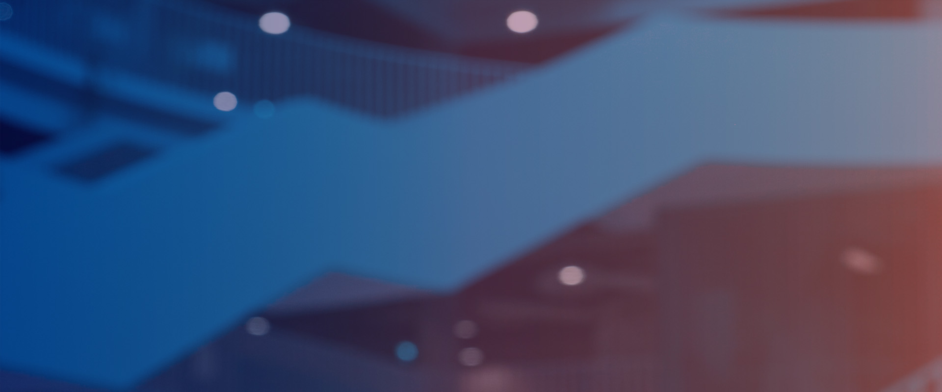 zpludināts mūsdienīgas ēkas interjera fons ar zilgani sarkanām gaismām un kāpnēm